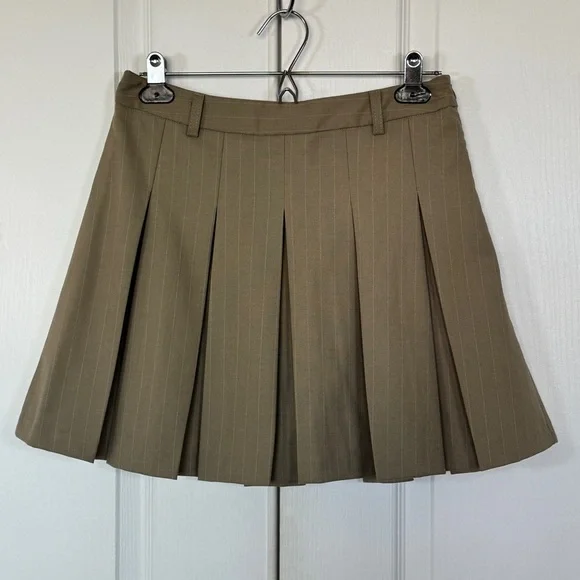 NWOT En Saison Arden Pleated Mini Skirt - Taupe Ecru - Size Medium - Picture 2 of 7